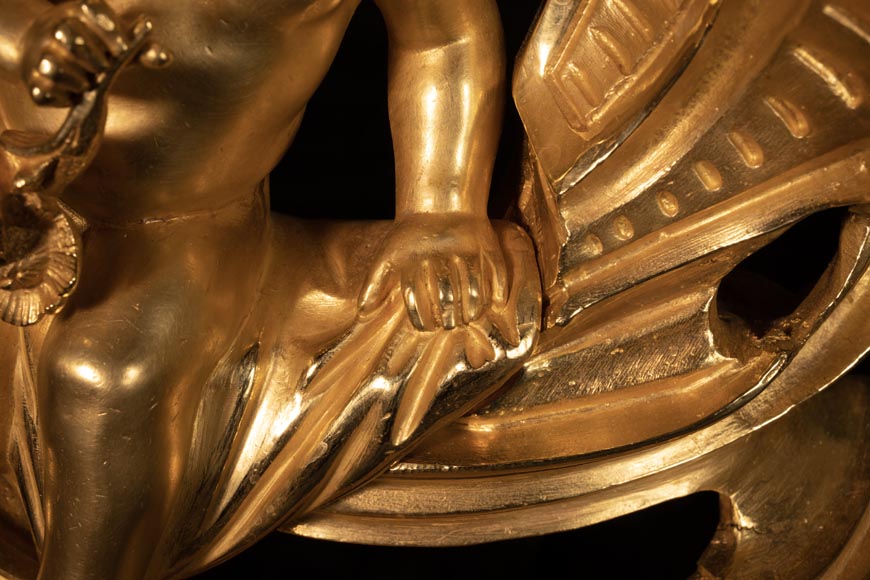 Paire de chenets de style Louis XV à décor de putti Paire de chenets de style Louis XV à décor de putti-7