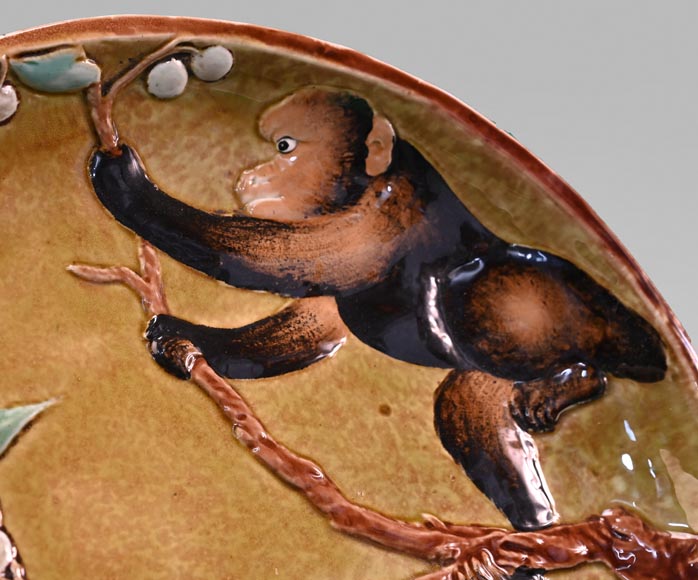 Émile GALLÉ, Plat d'ornement au singe grimant parmi les fleurs Émile GALLÉ, Plat d'ornement au singe grimant parmi les fleurs-2