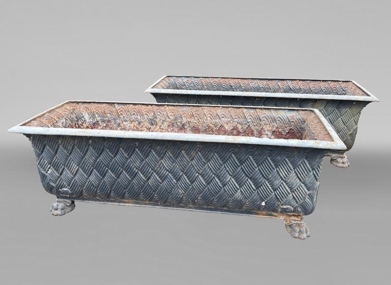 Paire de belles jardinières en fonte au motif tressé et pattes de lion Paire de belles jardinières en fonte au motif tressé et pattes de lion-0