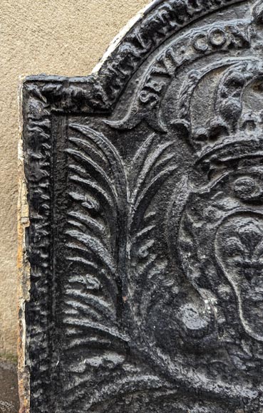 Plaque de cheminée aux armes de France et ornée de la devise « Seul contre tous » Plaque de cheminée aux armes de France et ornée de la devise « Seul contre tous »-2