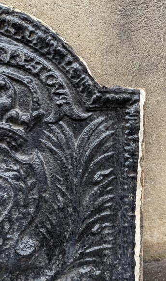 Plaque de cheminée aux armes de France et ornée de la devise « Seul contre tous » Plaque de cheminée aux armes de France et ornée de la devise « Seul contre tous »-4