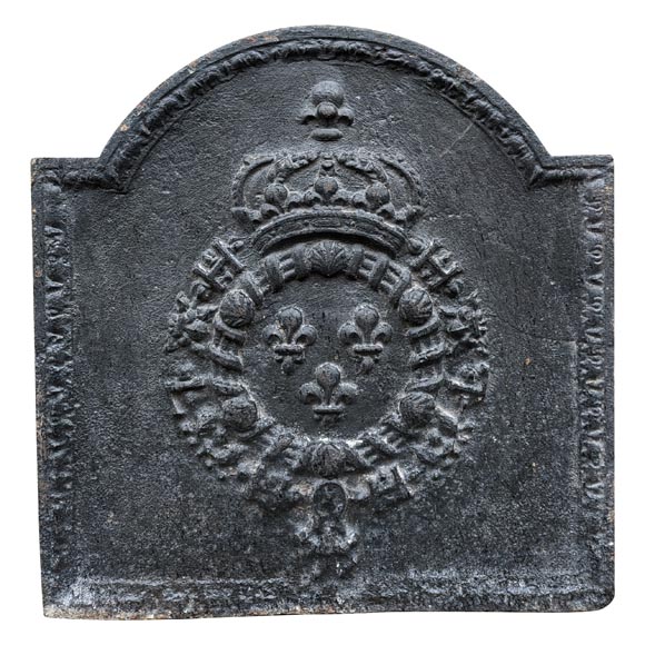Plaque de cheminée du XIXe siècle aux armes de France et colliers de l’ordre de Saint Michel et du Saint-Esprit Plaque de cheminée du XIXe siècle aux armes de France et colliers de l’ordre de Saint Michel et du Saint-Esprit-0