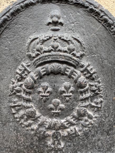 Plaque de cheminée du XIXe siècle aux armes de France et colliers de l’ordre de Saint Michel et du Saint-Esprit Plaque de cheminée du XIXe siècle aux armes de France et colliers de l’ordre de Saint Michel et du Saint-Esprit-1