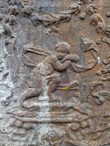 Plaque de cheminée du XIXe siècle de style Louis XV à Plaque de cheminée du XIXe siècle de style Louis XV à