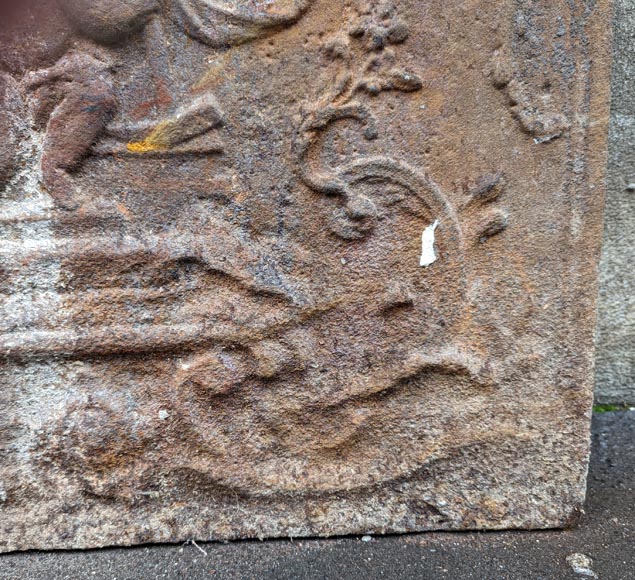 Plaque de cheminée du XIXe siècle de style Louis XV à Plaque de cheminée du XIXe siècle de style Louis XV à