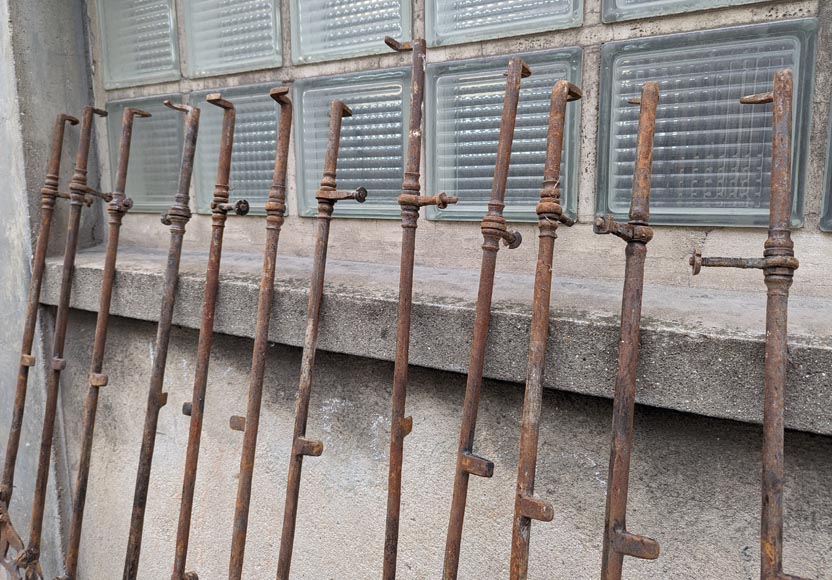 Ensemble de crémones en fonte, style Louis XV,   Ensemble de crémones en fonte, style Louis XV, -2