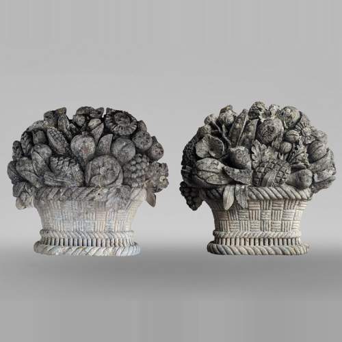 Importante paire de paniers de fruits en pierre sculpté