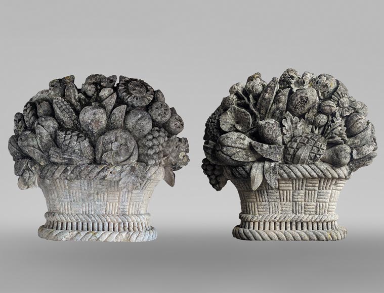 Importante paire de paniers de fruits en pierre sculpté Importante paire de paniers de fruits en pierre sculpté-0