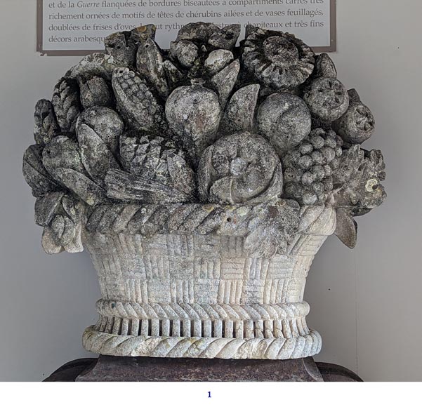 Importante paire de paniers de fruits en pierre sculpté Importante paire de paniers de fruits en pierre sculpté-1