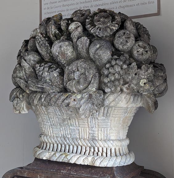 Importante paire de paniers de fruits en pierre sculpté Importante paire de paniers de fruits en pierre sculpté-2