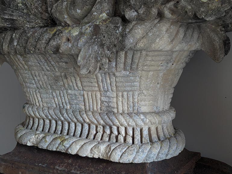 Importante paire de paniers de fruits en pierre sculpté Importante paire de paniers de fruits en pierre sculpté-5