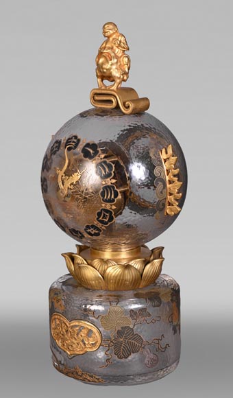 L’Escalier de CRISTAL, Pendule japonisante en verre en forme de boule émergeant d’une fleur de lotus L’Escalier de CRISTAL, Pendule japonisante en verre en forme de boule émergeant d’une fleur de lotus-1