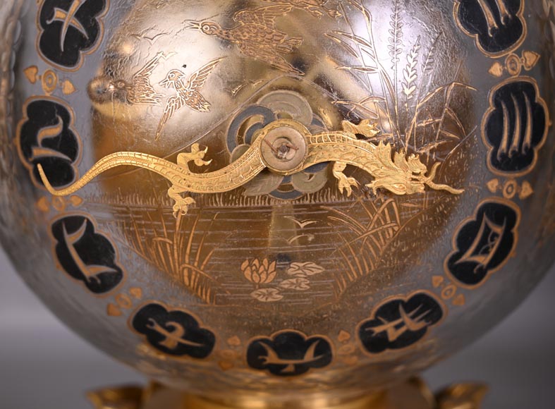 L’Escalier de CRISTAL, Pendule japonisante en verre en forme de boule émergeant d’une fleur de lotus L’Escalier de CRISTAL, Pendule japonisante en verre en forme de boule émergeant d’une fleur de lotus-7