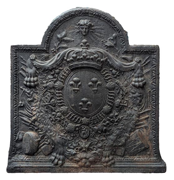 Plaque de cheminée aux armes de France, avec une tête d'Apollon et la dépouille d'un lion Plaque de cheminée aux armes de France, avec une tête d'Apollon et la dépouille d'un lion-0