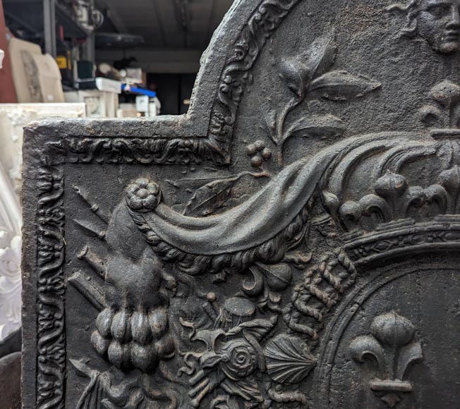 Plaque de cheminée aux armes de France, avec une tête d'Apollon et la dépouille d'un lion Plaque de cheminée aux armes de France, avec une tête d'Apollon et la dépouille d'un lion-3