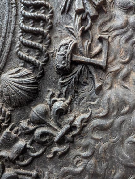 Plaque de cheminée aux armes de France, avec une tête d'Apollon et la dépouille d'un lion Plaque de cheminée aux armes de France, avec une tête d'Apollon et la dépouille d'un lion-10