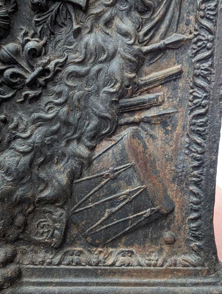 Plaque de cheminée aux armes de France, avec une tête d'Apollon et la dépouille d'un lion Plaque de cheminée aux armes de France, avec une tête d'Apollon et la dépouille d'un lion-16