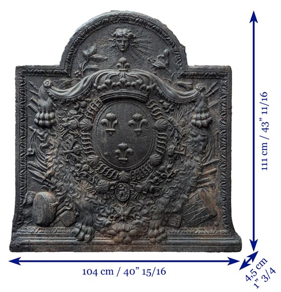 Plaque de cheminée aux armes de France, avec une tête d'Apollon et la dépouille d'un lion Plaque de cheminée aux armes de France, avec une tête d'Apollon et la dépouille d'un lion-18