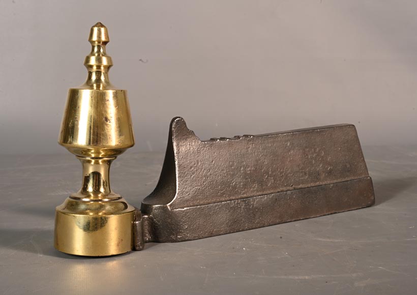 Paire de chenêts en fonte et bronze poli Paire de chenêts en fonte et bronze poli-1