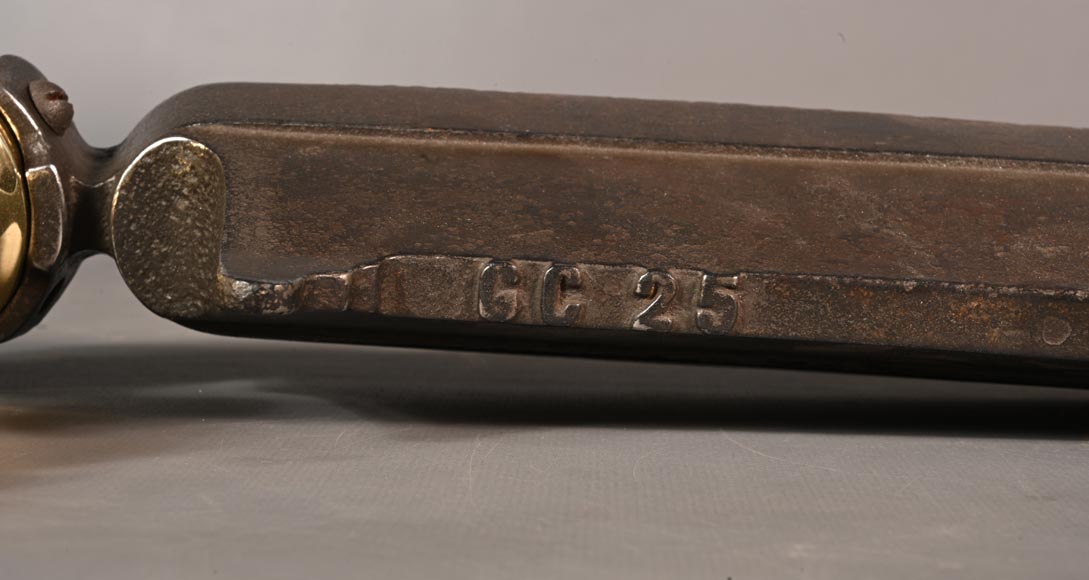 Paire de chenêts en fonte et bronze poli Paire de chenêts en fonte et bronze poli-3