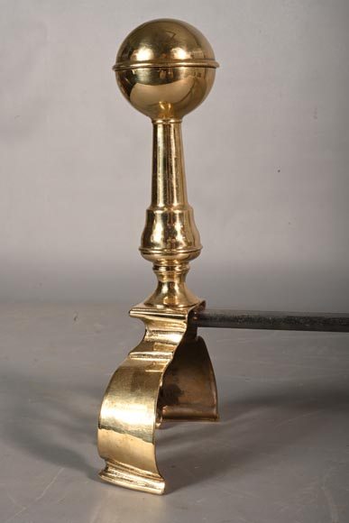 Paire de chenêts en fonte et bronze poli Paire de chenêts en fonte et bronze poli-2