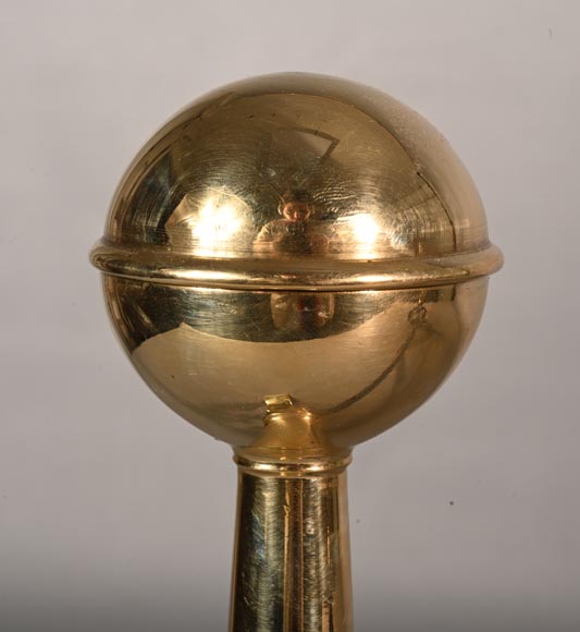 Paire de chenêts en fonte et bronze poli Paire de chenêts en fonte et bronze poli-3