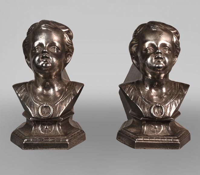 Paire de chenets aux bustes d'enfant Paire de chenets aux bustes d'enfant-0