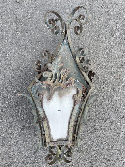 Lanterne en fer forgé ornée de volutes et de feuillages, XIXe siècle Lanterne en fer forgé ornée de volutes et de feuillages, XIXe siècle-3