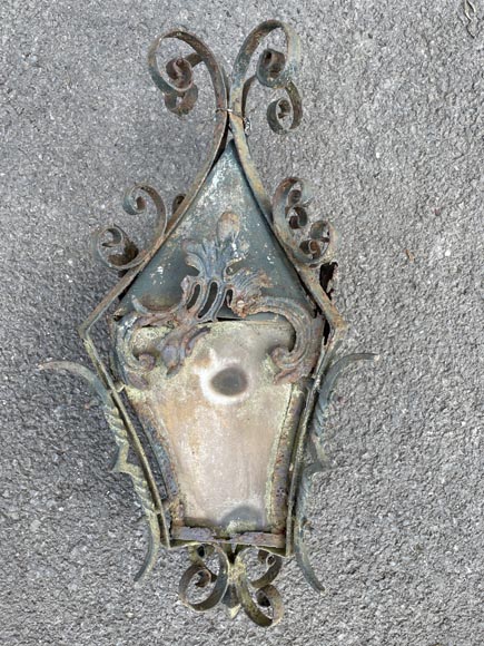 Lanterne en fer forgé ornée de volutes et de feuillages, XIXe siècle Lanterne en fer forgé ornée de volutes et de feuillages, XIXe siècle-4