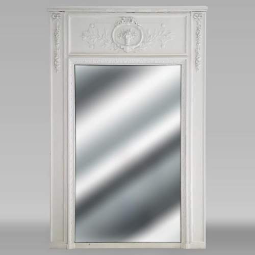 Trumeau de style Louis XVI orné d'un panier de fruits