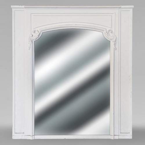 Trumeau de style Régence mouluré à l'encadrement arrondi avec feuilles d'acanthe dans les angles