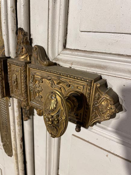 Grande porte moulurée à double battant avec serrure Napoléon III dorée Grande porte moulurée à double battant avec serrure Napoléon III dorée-3