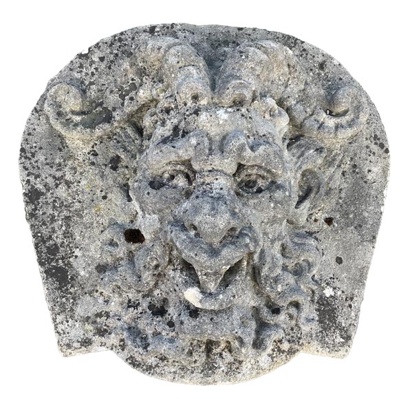 Ensemble de quatre médaillons en pierre sculptée représentant des visages de satyres Ensemble de quatre médaillons en pierre sculptée représentant des visages de satyres-3