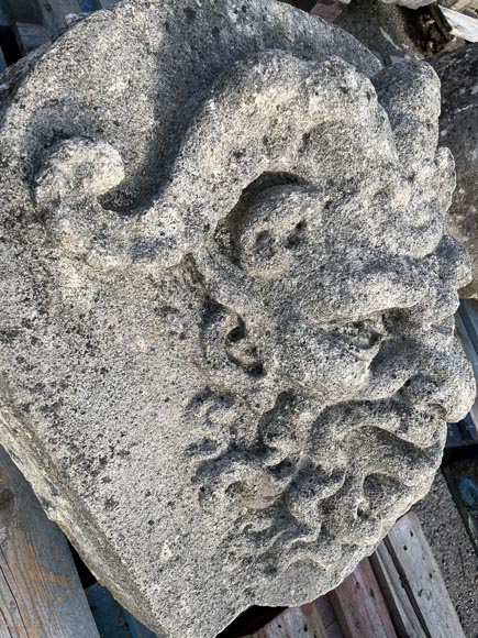 Ensemble de quatre médaillons en pierre sculptée représentant des visages de satyres Ensemble de quatre médaillons en pierre sculptée représentant des visages de satyres-7