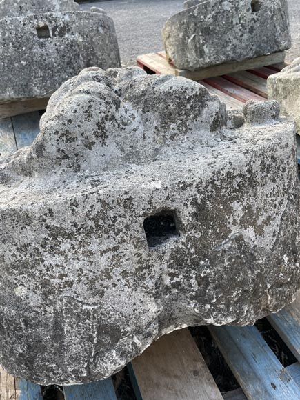 Ensemble de quatre médaillons en pierre sculptée représentant des visages de satyres Ensemble de quatre médaillons en pierre sculptée représentant des visages de satyres-10