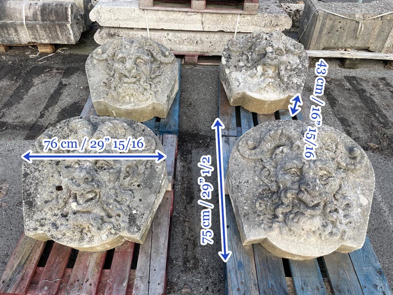 Ensemble de quatre médaillons en pierre sculptée représentant des visages de satyres Ensemble de quatre médaillons en pierre sculptée représentant des visages de satyres-11