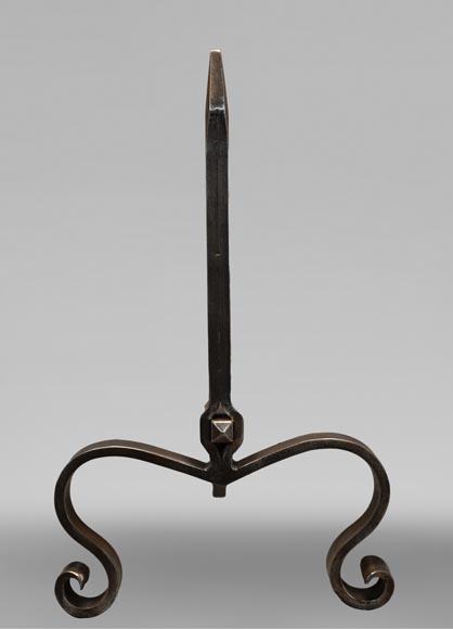 Paire de chenets aux pieds en volutes Paire de chenets aux pieds en volutes-1