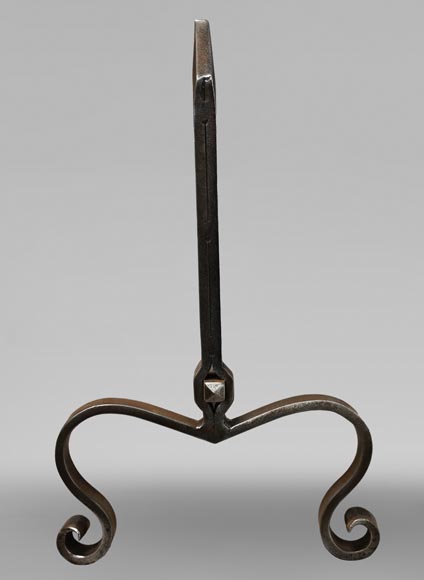 Paire de chenets aux pieds en volutes Paire de chenets aux pieds en volutes-2