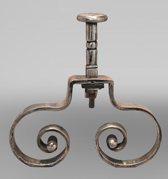 Paire de chenets aux volutes symétriques Paire de chenets aux volutes symétriques-1