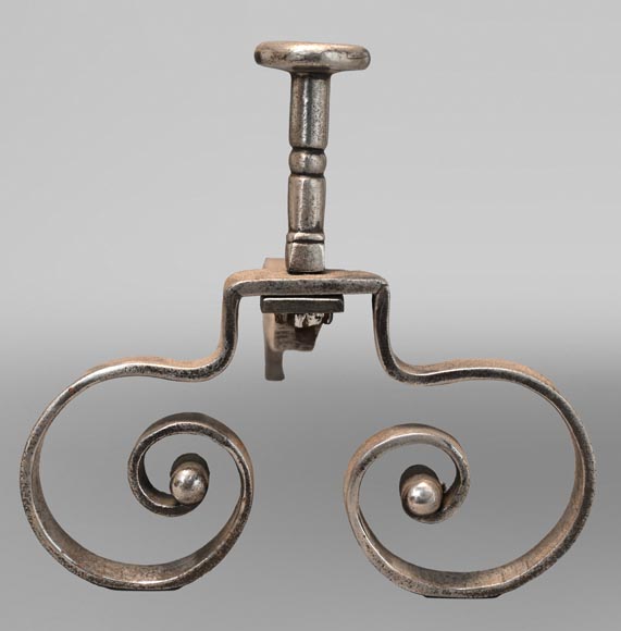 Paire de chenets aux volutes symétriques Paire de chenets aux volutes symétriques-2