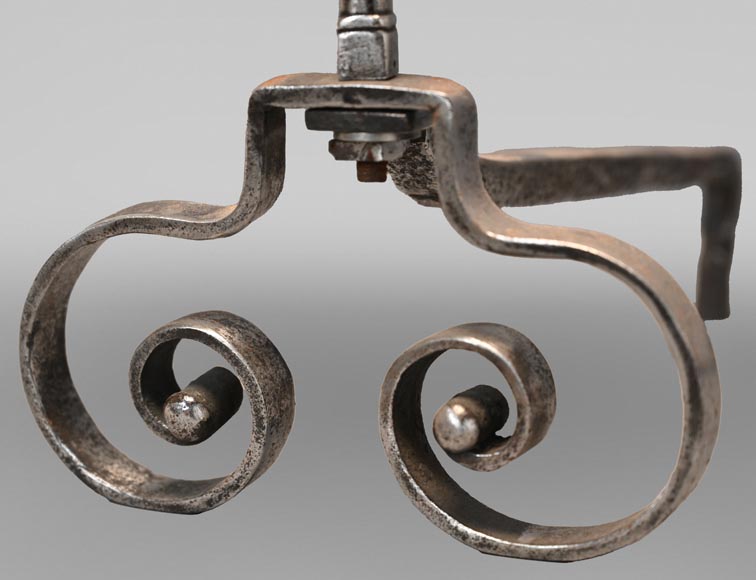 Paire de chenets aux volutes symétriques Paire de chenets aux volutes symétriques-4