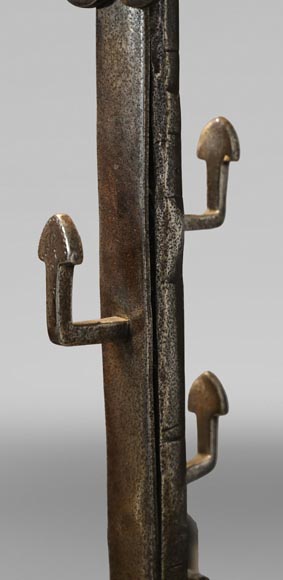 Paire de hauts chenets aux cœurs renversés Paire de hauts chenets aux cœurs renversés-4