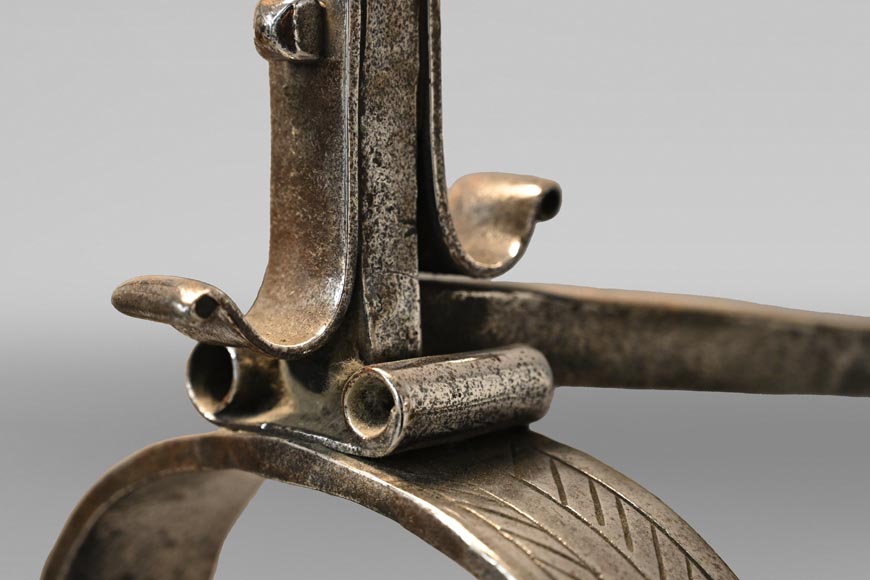 Paire de hauts chenets aux cœurs renversés Paire de hauts chenets aux cœurs renversés-5