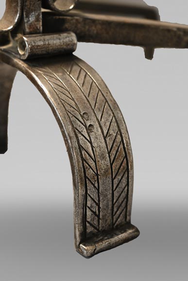 Paire de hauts chenets aux cœurs renversés Paire de hauts chenets aux cœurs renversés-6