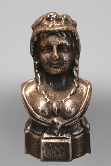 Paire de chenets aux bustes féminins Paire de chenets aux bustes féminins-2