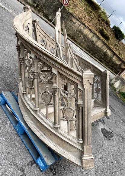 Paire d’escaliers de chaire d’église en chêne sculpté, de style néogothique Paire d’escaliers de chaire d’église en chêne sculpté, de style néogothique-1