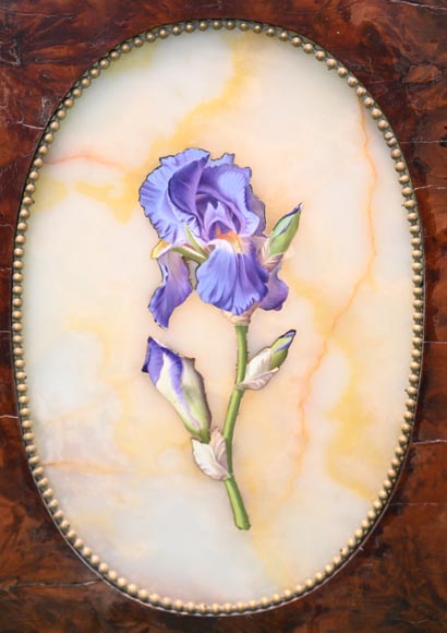 Julien Nicolas RIVART, Deux panneaux en albâtre incrustés d’une tulipe et d’un iris en porcelaine, après 1849 Julien Nicolas RIVART, Deux panneaux en albâtre incrustés d’une tulipe et d’un iris en porcelaine, après 1849-4