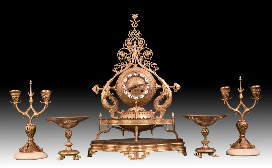 Victor GEOFFROY-DECHAUME (modèle), Auguste-Maximilien DELAFONTAINE (bronzier), Garniture « persane » en bronze doré, vers 1852 Victor GEOFFROY-DECHAUME (modèle), Auguste-Maximilien DELAFONTAINE (bronzier), Garniture « persane » en bronze doré, vers 1852-0