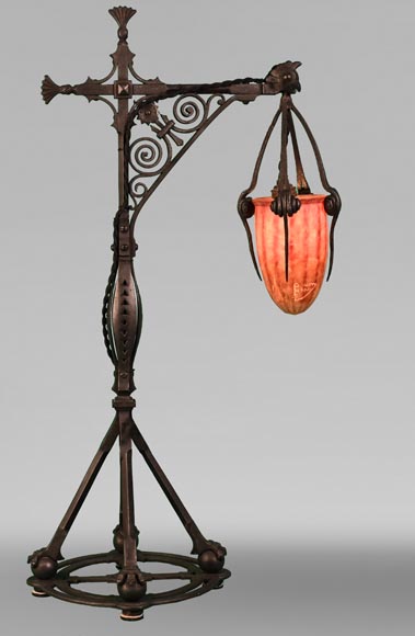 DAUM, Émile ROBERT (attribué à), Lampe en fer forgé délicatement ajouré et verre, vers 1900 DAUM, Émile ROBERT (attribué à), Lampe en fer forgé délicatement ajouré et verre, vers 1900-0