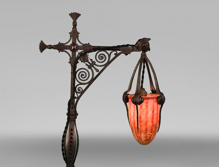 DAUM, Émile ROBERT (attribué à), Lampe en fer forgé délicatement ajouré et verre, vers 1900 DAUM, Émile ROBERT (attribué à), Lampe en fer forgé délicatement ajouré et verre, vers 1900-1